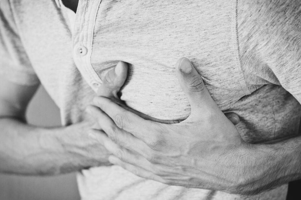 Homem com dores no peito. Foto: Pexels - Pixabay
