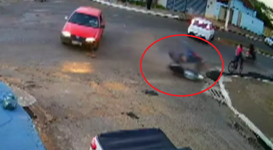 Ciclista é arremessado após ser atingido por moto em Itaberaí (GO)