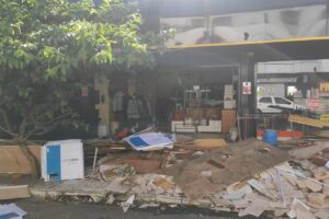 Incêndio em loja de roupas da Sherife Modas em Goiânia - foto mostra destroços na fachada