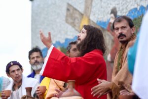 Encenação da última ceia de Jesus com discípulos emociona fiéis na GO-060 (Foto: Jucimar de Sousa - Mais Goiás)