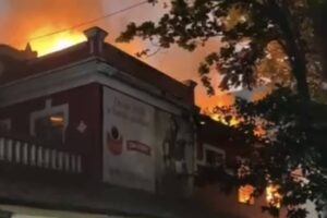 Incêndio destrói o tradicional Bar do Oswaldo, no Rio de Janeiro (Foto: Reprodução)