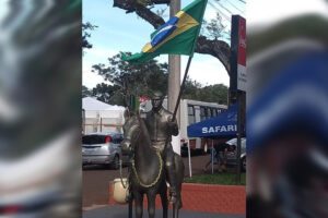 Cidade do RS recebe estátua de 300 kg de Bolsonaro
