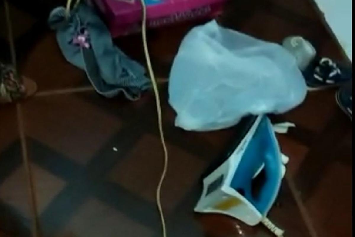 Na casa, os policiais encontraram sinais de briga e os eletrodomésticos usados para agredir a mulher espalhados pelo chão. (Foto: Divulgação – PC)