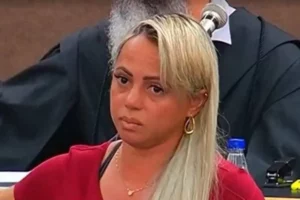 Viúva Adriana, sentada no banco dos réus, durante o julgamento por assassinato em 2016 - (crédito: TV Globo/Reprodução)
