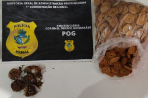 Servidores da Penitenciária Coronel Odenir Guimarães (POG), em Aparecida de Goiânia, prenderam uma mulher de 44 anos suspeita de tentar repassar drogas ao filho, que está detido. O caso aconteceu na tarde de quarta-feira (13).
