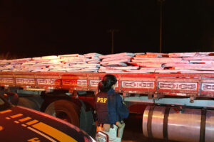 Caminhão que saiu de Pirenópolis (GO) com pedras “soltas” é detido em Ceilândia (DF)