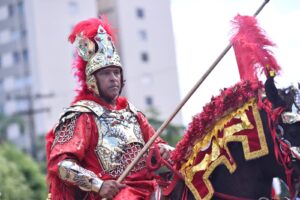 “Grande festa preparatória para as Cavalhadas”, diz ‘Rei Mouro’, interpretado por Inácio Rosicler de Pina sobre Exposição em Goiânia. (Foto: Jucimar de Sousa/Mais Goiás)
