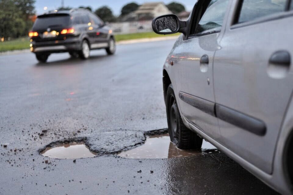 Justiça condena Goinfra a indenizar motorista por danos no carro causados por buraco na GO-330