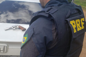 A Polícia Rodoviária Federal (PRF) prendeu dois irmãos, de 26 e 30 anos, suspeitos de matar um homem na cidade de Natal (RN), no último sábado (23). A dupla trafegava pela BR-020, próximo a cidade de Planaltina de Goiás, a fim de fugir do crime.