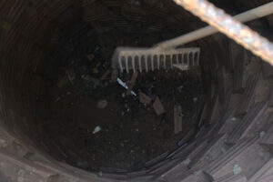 Momento em que a faca foi encontrada dentro da cisterna (Foto: Divulgação – PC)
