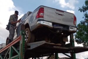 Caminhonete roubada no DF é recuperada em carreta cegonha em Goiânia