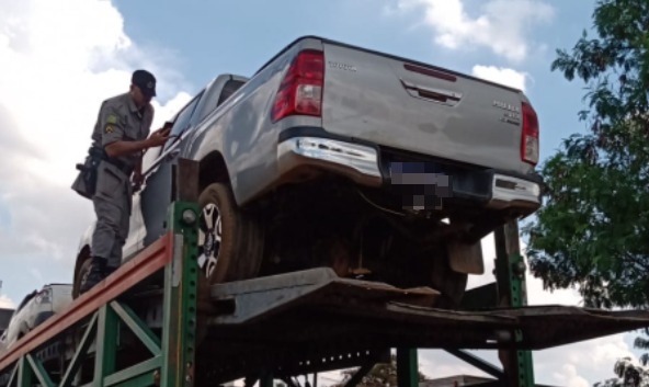 Caminhonete roubada no DF é recuperada em carreta cegonha em Goiânia