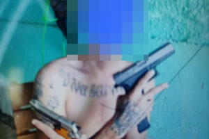 A Polícia Militar (PM) prendeu um jovem de 23 anos suspeito de ostentar armas de fogo nas redes sociais. O caso aconteceu neste sábado (9), na cidade de Goianésia, Centro de Goiás. De acordo com os militares, o objetivo das postagens do suspeito era intimidar membros de uma facção criminosa, rival a que ele faz parte.