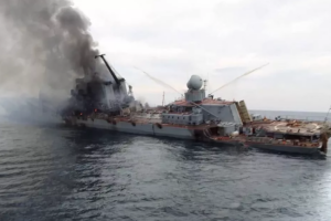 Rússia admite 1 morto e 27 desaparecidos em naufrágio de navio de guerra