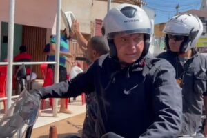 Bolsonaro passeia de moto em Valparaíso (GO) neste sábado (2)