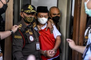 9 bebês nasceram como resultado dos abusos de Herry Wirawan. Ex-professor pena de morte após abusar de 13 estudantes na Indonésia