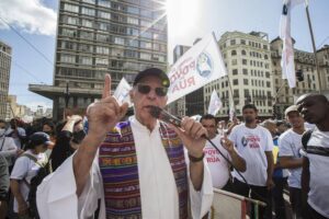 PMs abordaram o padre Júlio Lancellotti enquanto ele esteve à frente da Via Sacra em SP. O religioso vê intimidação no ocorrido. (Foto: Marlene Bergamo/FolhaPress)