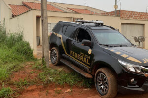 Na manhã desta quinta-feira (14), a Polícia Federal (PF) prendeu preventivamente três pessoas suspeitas de sequestrar um motorista e roubar uma carga dos correios. O crime ocorreu no final de 2020, na rodovia GO-020, entre os municípios de Cristianópolis e Bela Vista de Goiás.