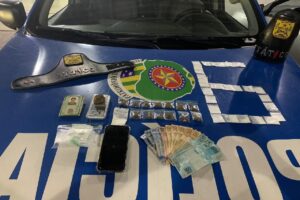 Homem que transitava em motocicleta roubada é preso com documento falso e drogas em Goiânia