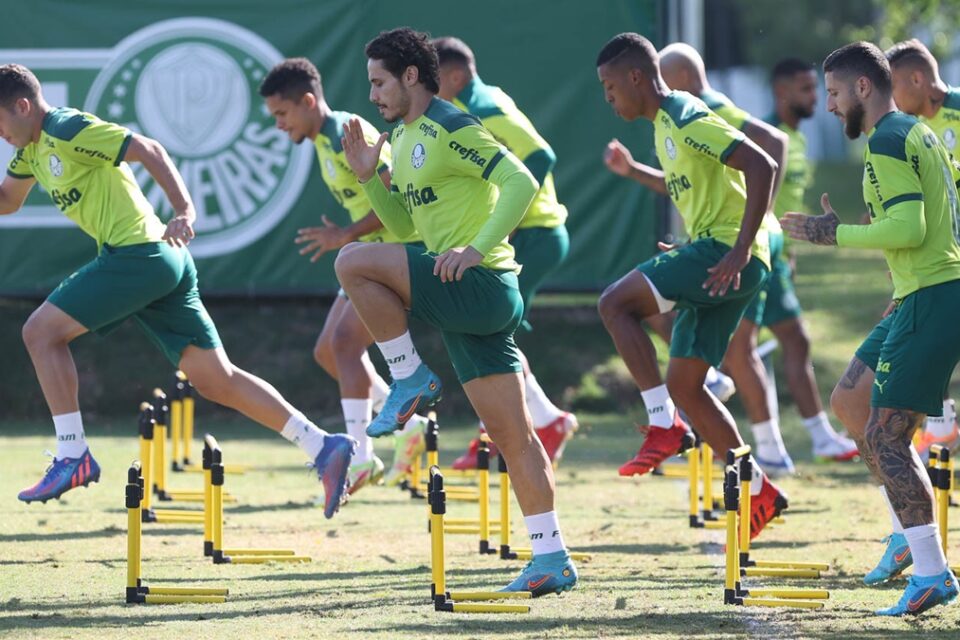 Jogadores do Palmeiras durante treino no CT