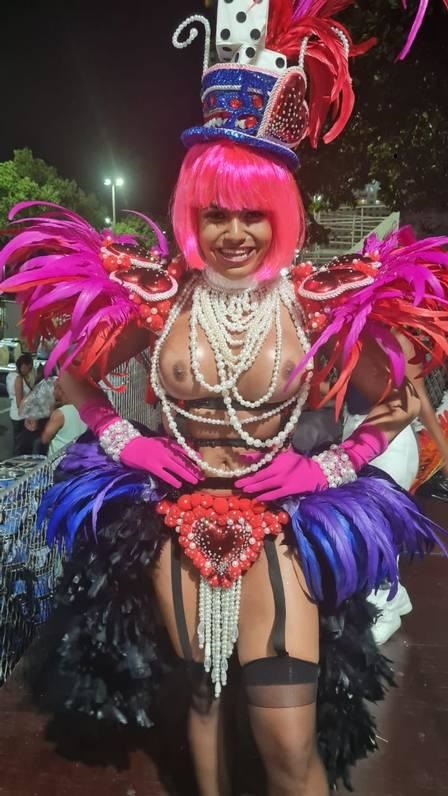 Musa trans da Grande Rio, Kelly Werneck revive carnavais em que topless era moda e mostra os seios: 'Até porque foram bem caros' Foto: Extra