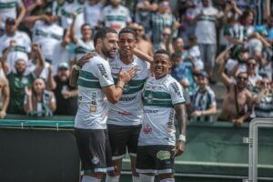 Léo Gamalho e Alef Manga marcaram dois gols do Coritiba na vitória sobre o Goiás