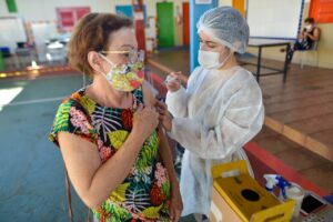 Prefeitura vacina contra Covid-19 e Influenza em três postos durante feriado, em Goiânia (Foto: Prefeitura)