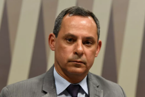 Novo presidente da Petrobras defende política de preços ao tomar posse