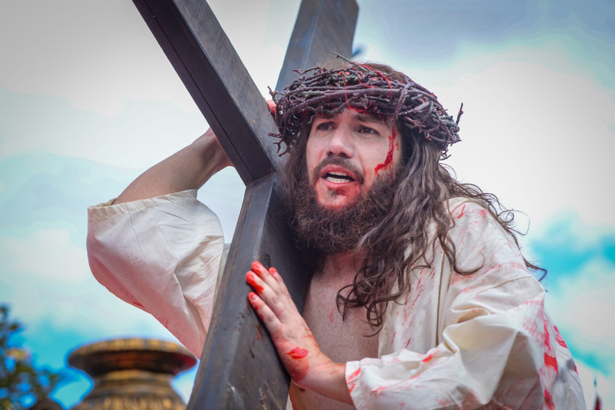 Encenação do momento em que Jesus Cristo carrega a própria cruz (Foto: Jucimar de Sousa - Mais Goiás) 
