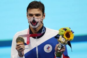 Evgeny Rylov recebe medalha de ouro nos jogos Olímpicos de Tóquio