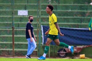 Matheus Santos em jogo pelo Ypiranga-RS