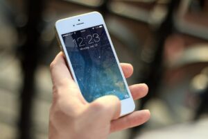 Justiça de Itumbiara (GO) determina que cliente receba carregador e fone de Iphone vendido sem os itens (Foto: Pixabay)