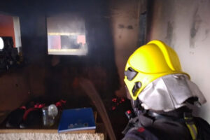 Garagem de casa pega fogo e queima eletrodomésticos em Goianésia (GO)