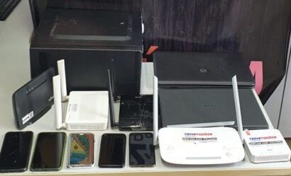 Polícia apreende eletrônicos usados por suspeita de criar perfis falsos o para difamar policiais, em Goiânia