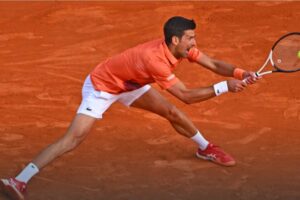 Djokovic tenta salvar bola no torneio de Montecarlo