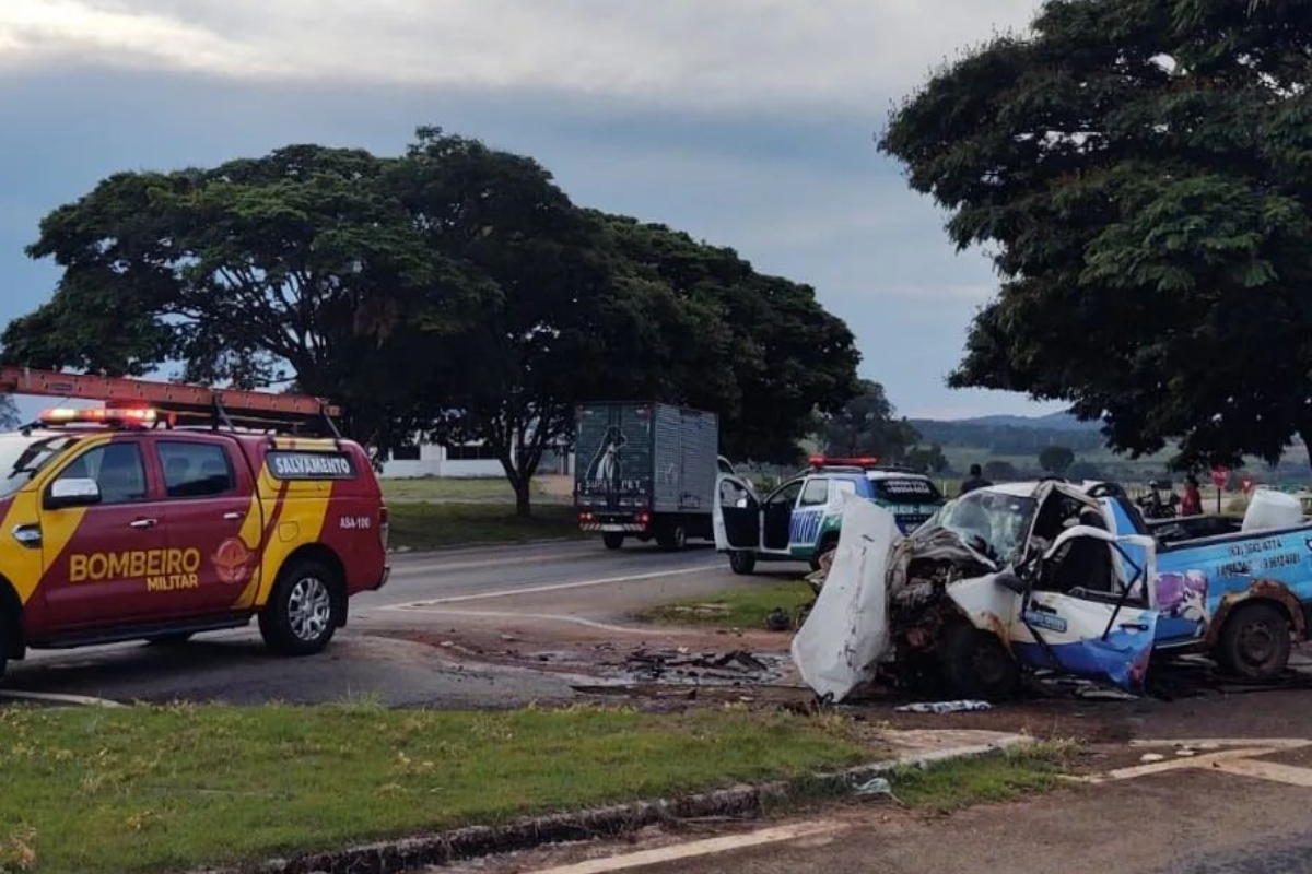Motorista do carro transportava uma carga de soda caustica, que por conta do acidente, caiu sobre a pista (Foto: Divulgação - Bombeiros)