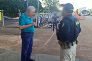A Polícia Rodoviária Federal (PRF) resgatou um idoso de 83 anos com sinais de desorientação durante a tarde desta quinta-feira (21), na BR-153, na cidade de Uruauçu. Segundo os agentes, o homem mora em Brasília e estava sendo procurado pela família desde a manhã do dia.
