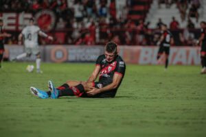 Volante Edson sentindo a posterior contra o Botafogo