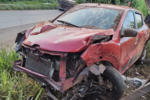Uma motorista de 37 anos ficou gravemente ferida após perder o controle da direção do carro que conduzia e ir parar em um barranco. O acidente aconteceu por volta das 06h40 deste sábado (2), na GO-070, no sentido Goianira à Goiânia da rodovia.