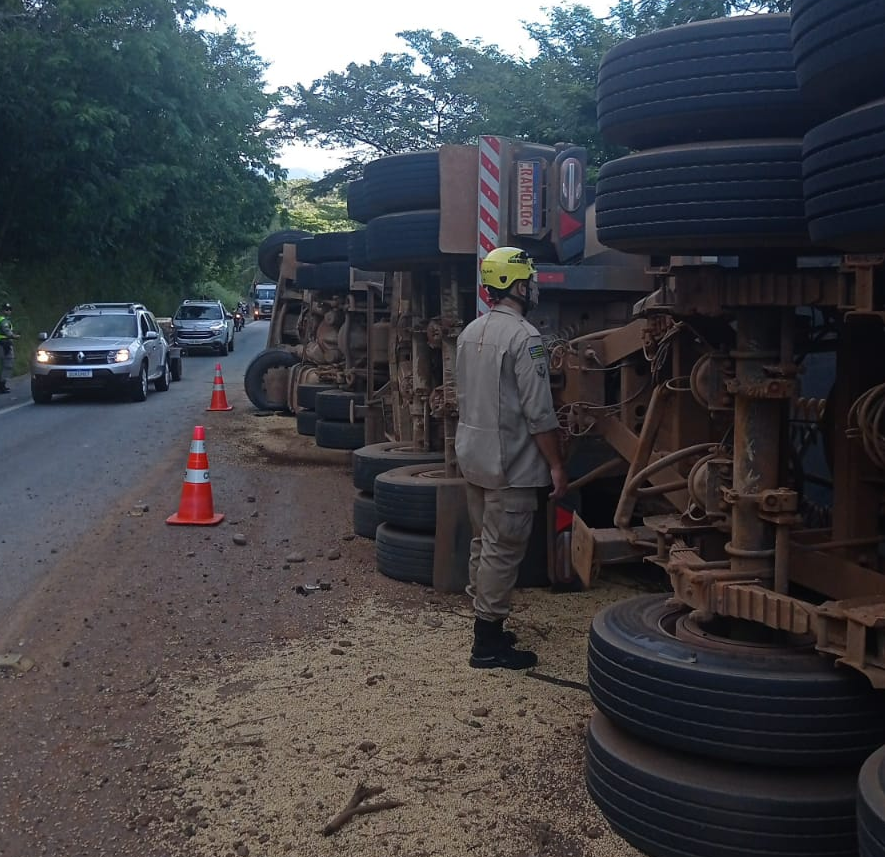 Uma das pistas da rodovia ficou obstruída (Foto: Corpo de Bombeiros)