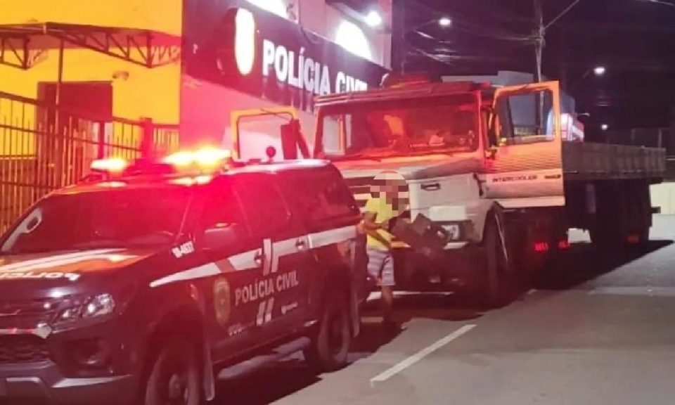 Bandidos abandonam caminhão roubado em Campo Alegre (GO), mas levam carga (Foto: Divulgação/Polícia Civil)