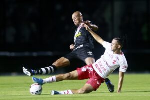 Pablo Roberto disputa bola em jogo entre Vila Nova e Vasco
