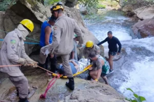 Bombeiros resgatam turista que prendeu o pé em pedra de cachoeira em Formosa (GO)