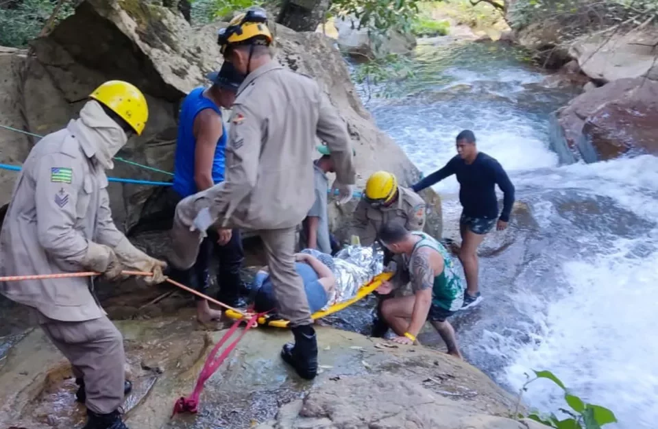 Bombeiros resgatam turista que prendeu o pé em pedra de cachoeira em Formosa (GO)