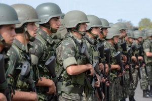 Integrantes das Forças Armadas entrem para a reserva logo ao registrar candidatura militar a se aposentar para disputar eleição