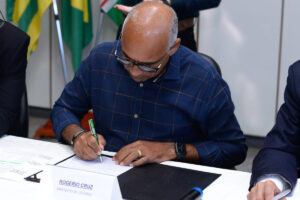 Rogério Cruz assina decreto que fixa tarifa do transporte individual dos táxis em Goiânia