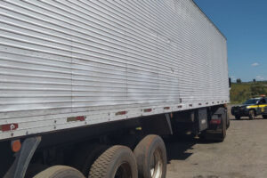 PRF recupera em Cristalina (GO) caminhão que foi roubado no sábado, em Luziânia
