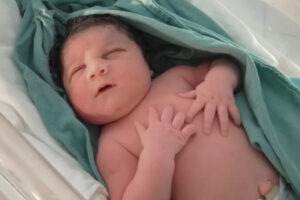 A mamãe, Daiane Silva Pereira, de 34 anos, se surpreendeu ao dar à luz ao bebê Gael, que nasceu com 5kg, em Goiânia