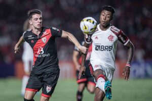 Shaylon e Bruno Henrique disputam a bola no jogo entre Atlético e Flamengo