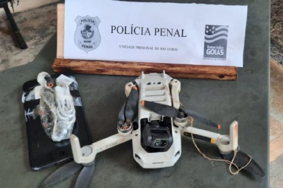 Servidores penitenciários prenderam um homem que, supostamente, iria tentar arremessar um celular por cima do muro para dentro do presídio de Rio Verde, no Sudoeste de Goiás. O caso aconteceu durante a tarde de segunda-feira (11).